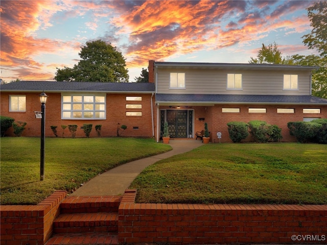 view of front of property featuring a yard