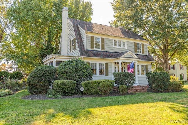 view of front facade featuring a front lawn