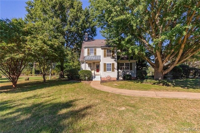 colonial home featuring a front lawn