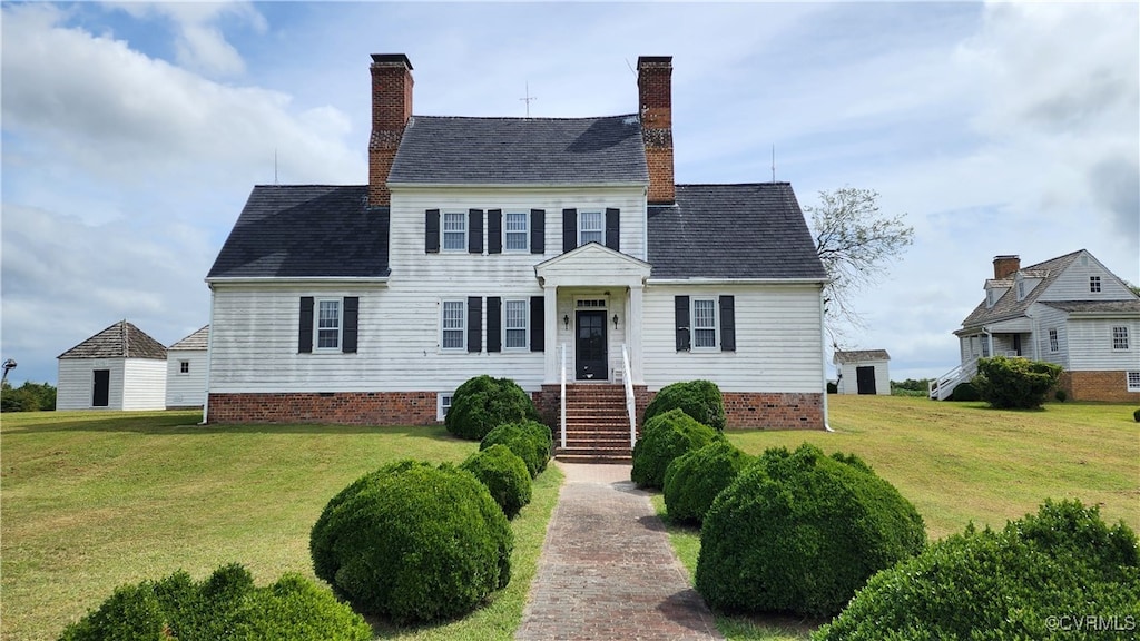 colonial house featuring a front yard