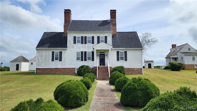 colonial house featuring a front yard