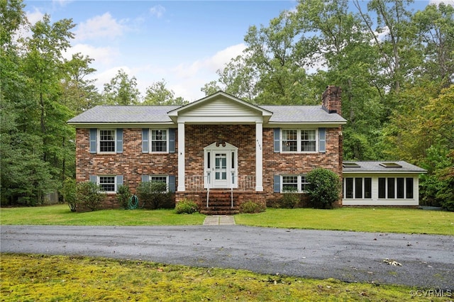 split foyer home featuring a front lawn