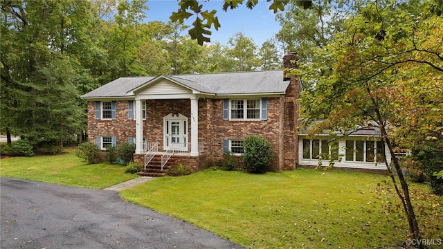 split foyer home featuring a front lawn