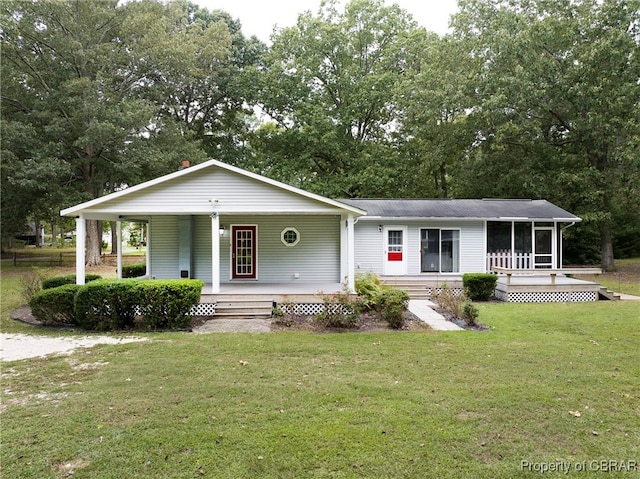 view of front of property featuring a porch and a front lawn