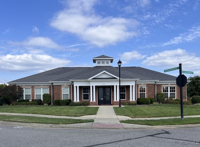 view of front facade featuring a front yard