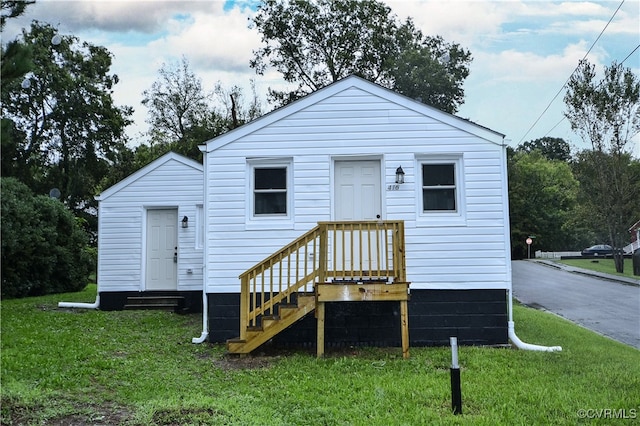 view of front of property featuring a front lawn