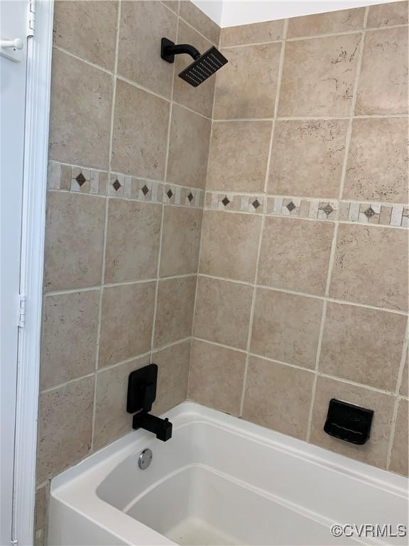 bathroom with tiled shower / bath combo