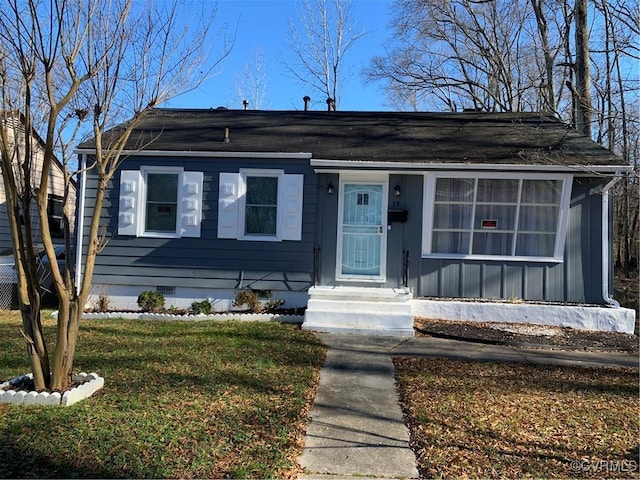 view of front of home featuring a front lawn