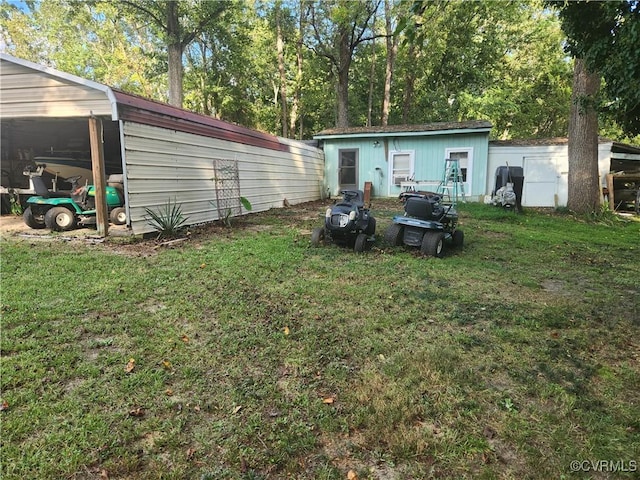 view of yard with an outbuilding