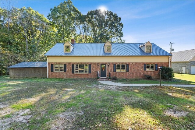 view of front of property featuring a front lawn