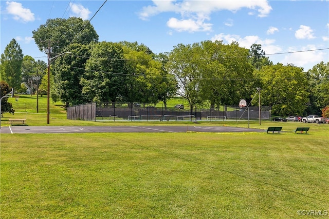 view of property's community featuring a lawn