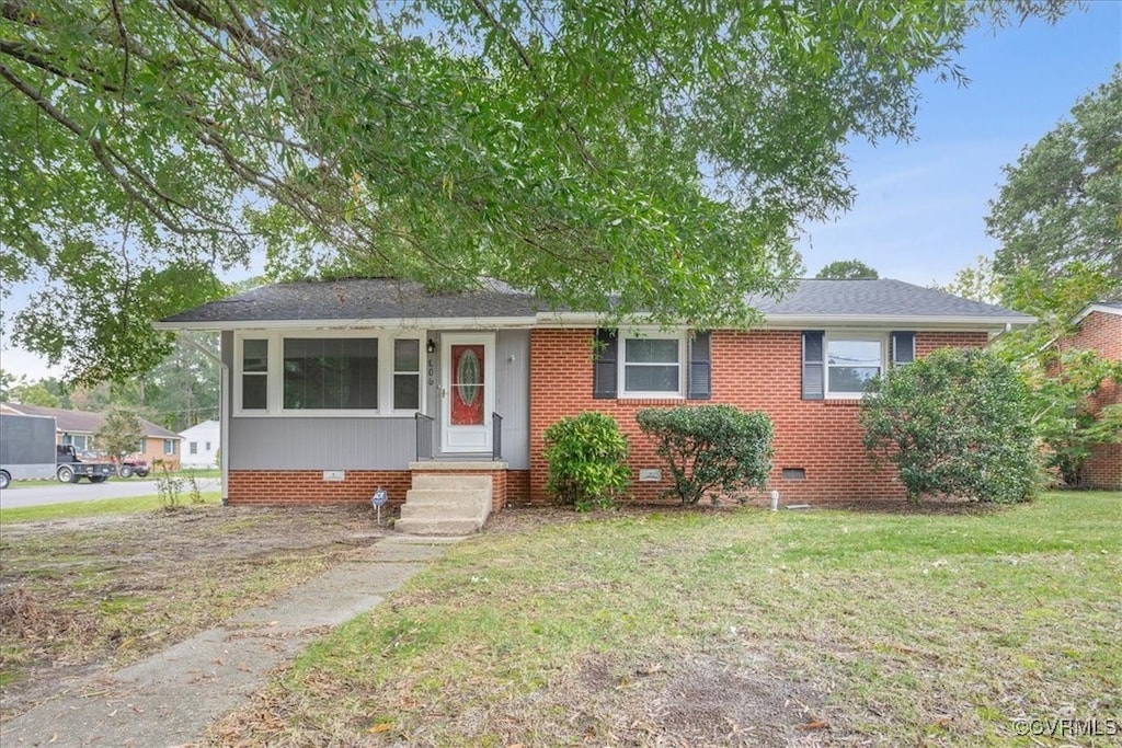 single story home with a front yard