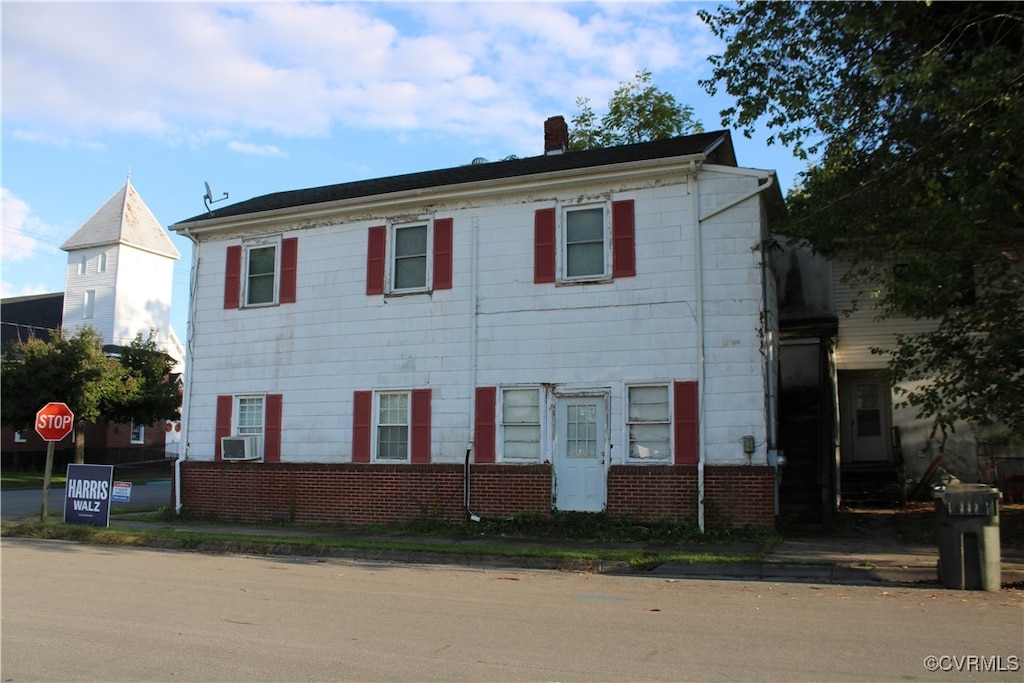 colonial-style house featuring cooling unit