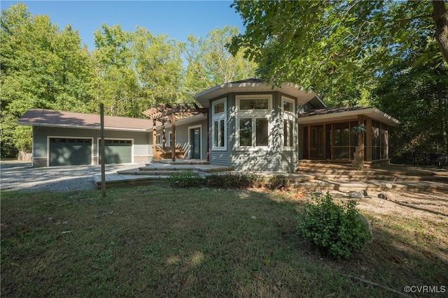 view of front facade featuring a garage and a front yard