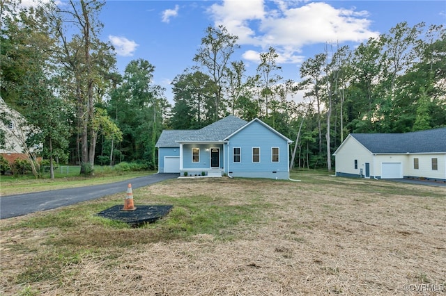 view of front of home featuring a front lawn and a garage