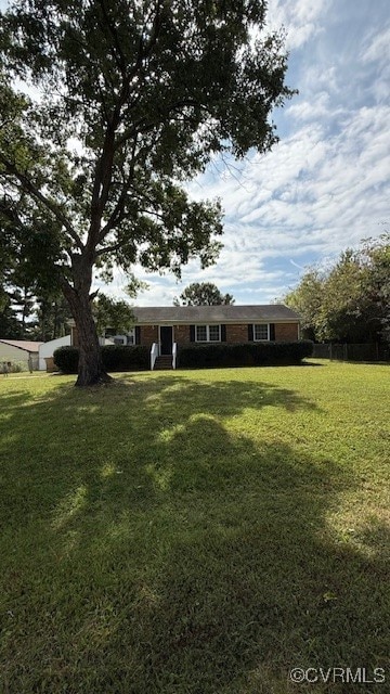 view of front of property featuring a front yard