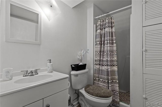 bathroom with a shower with curtain, vanity, and toilet