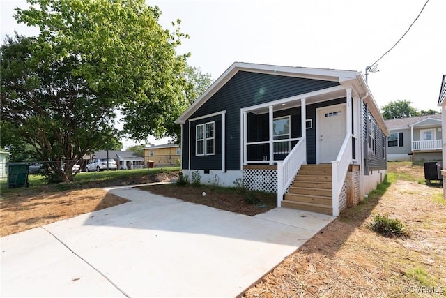 751 Jones St, Petersburg, VA 23803 - view of front facade with a porch
