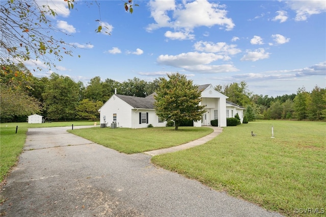 view of front of property with a front yard