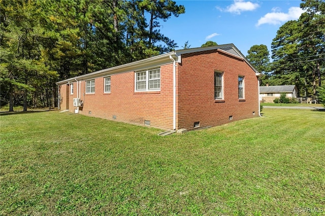 view of side of property featuring a lawn