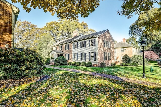 view of front of home featuring a front yard