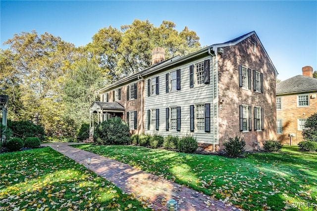 view of front of property with a front lawn