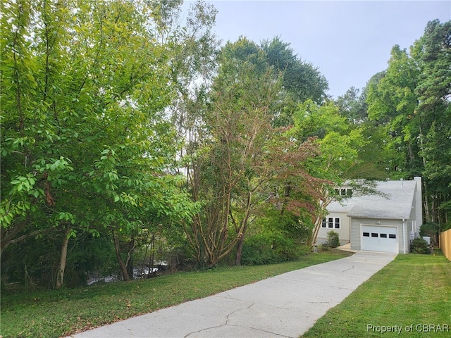 view of front facade featuring a garage and a front lawn