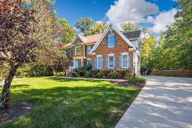 view of front of property featuring a front lawn