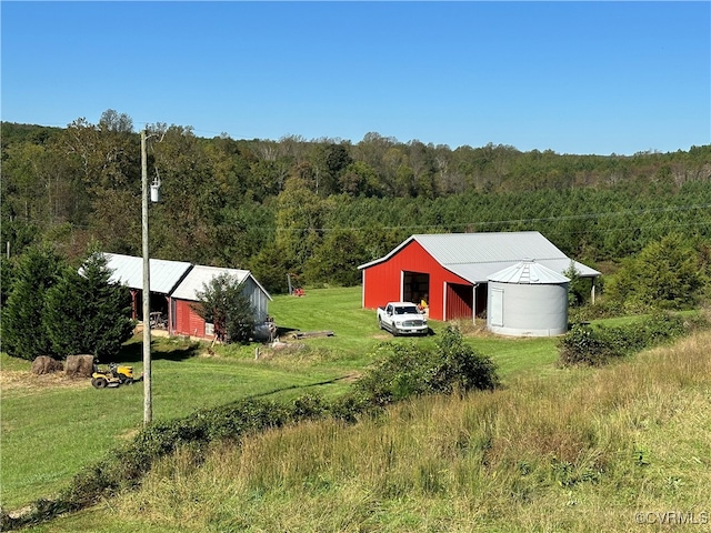 view of yard with an outbuilding