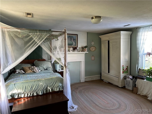 bedroom with carpet and a textured ceiling