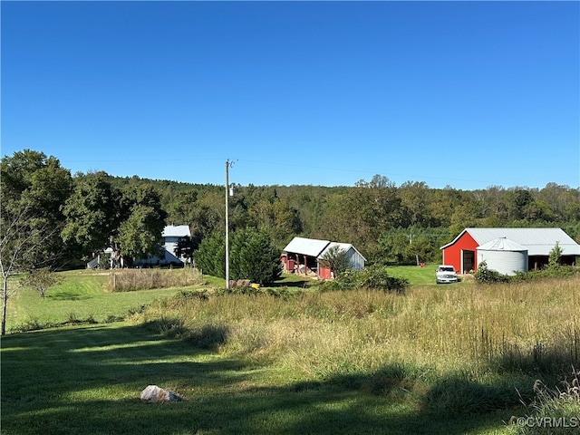 view of yard with an outbuilding