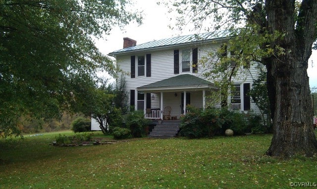 view of front facade with a front lawn and covered porch