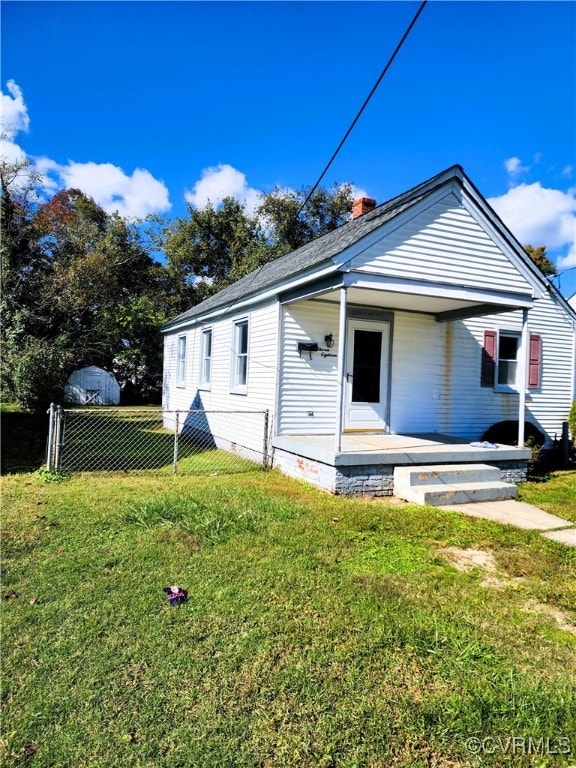 view of front facade featuring a front yard