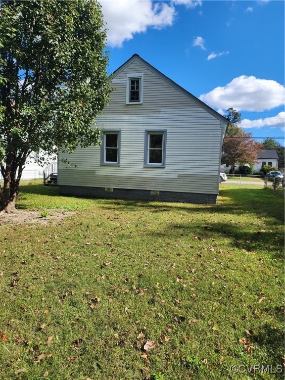 view of side of property featuring a yard