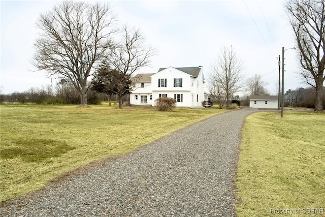 view of front of property featuring a front lawn