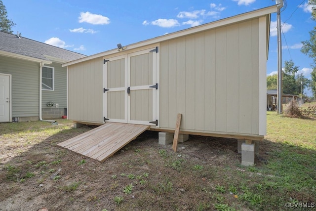 view of outdoor structure featuring a yard