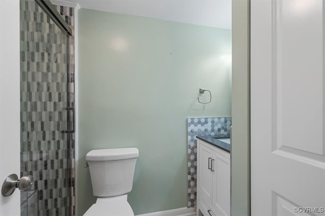 bathroom with toilet, a shower with curtain, and vanity