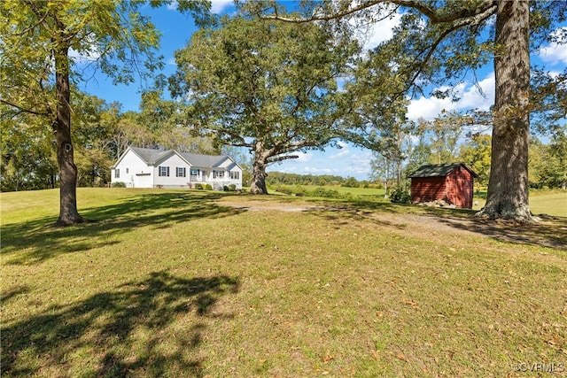 view of yard with an outbuilding