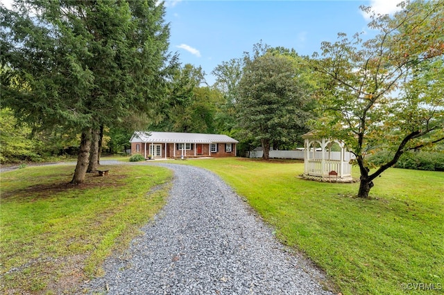 ranch-style house featuring a front yard