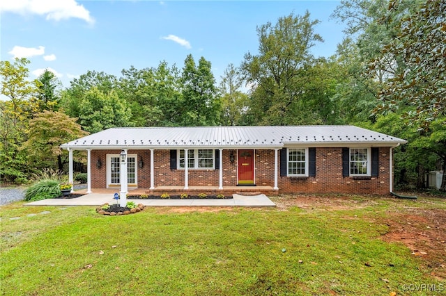 ranch-style home featuring a front lawn