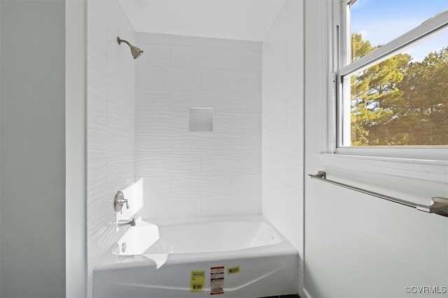 bathroom featuring tiled shower / bath combo