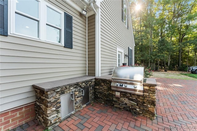 view of patio featuring an outdoor kitchen and grilling area