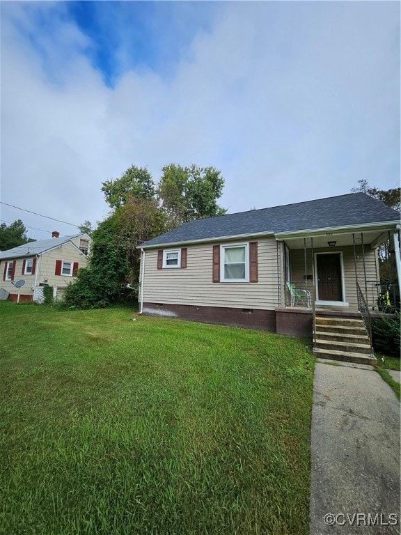 view of front facade featuring covered porch and a front lawn