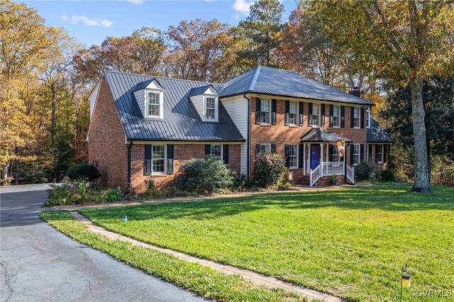 view of front of home featuring a front yard