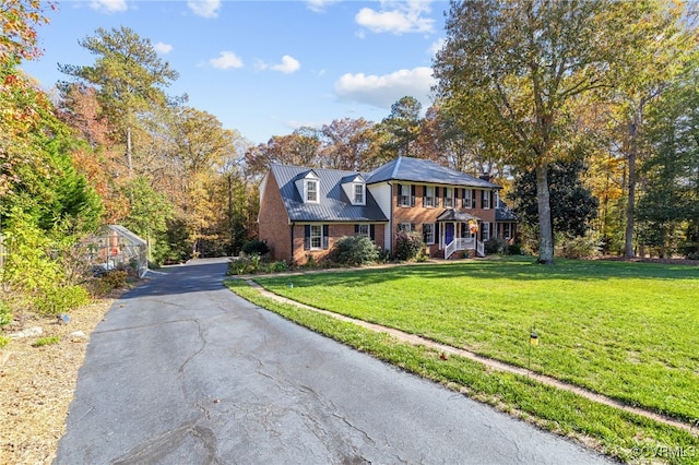 view of front of property featuring a front lawn and an outdoor structure