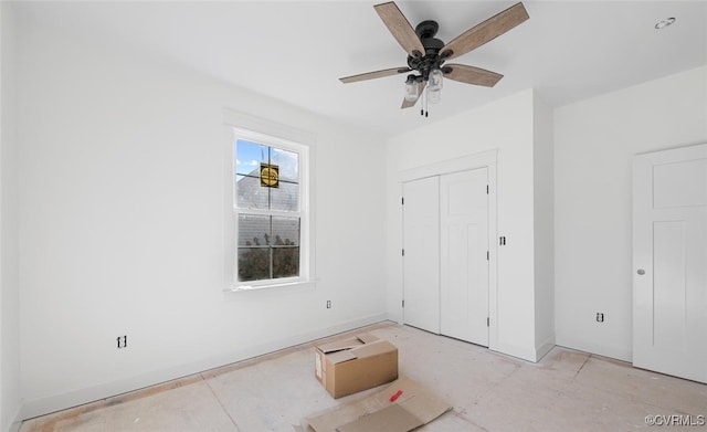 unfurnished bedroom with ceiling fan and a closet