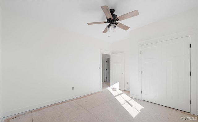 unfurnished bedroom with ceiling fan and a closet