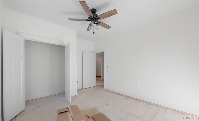 unfurnished bedroom with ceiling fan and a closet