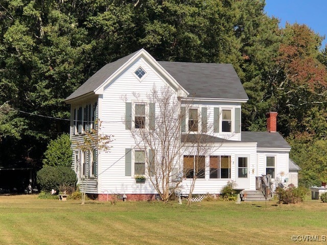 colonial house featuring a front lawn