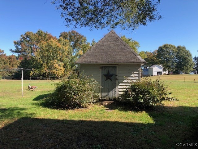 view of yard featuring a storage shed